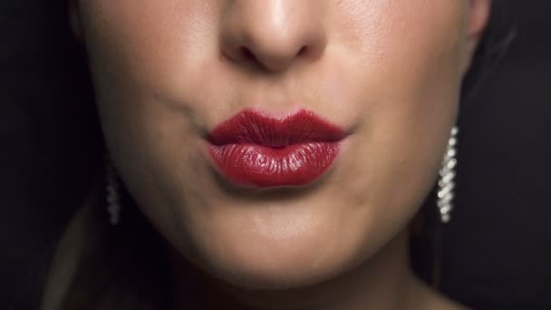 mulher enviando beijo
 - Filmagem, Vídeo