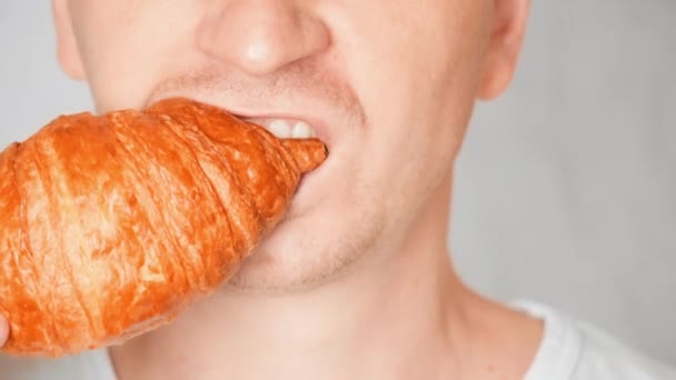 közeli arc tisztességes ember eszik croissant - Felvétel, videó