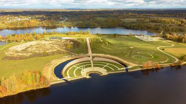 Letonya, Koknese 'deki Kader Bahçesi üzerinde sonbahar havası. Koknese 'deki Daugava Adası' nda Açık Hava Parkı "Liktendarzs" Anıtı Mimari Topluluğu.  - Fotoğraf, Görsel