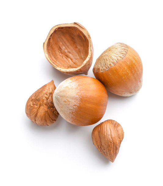 chutné lískové ořechy na bílém pozadí - Fotografie, Obrázek