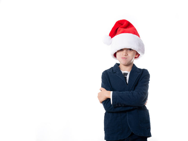 mladý chlapec s legrační tvář a Santa klobouk - Fotografie, Obrázek