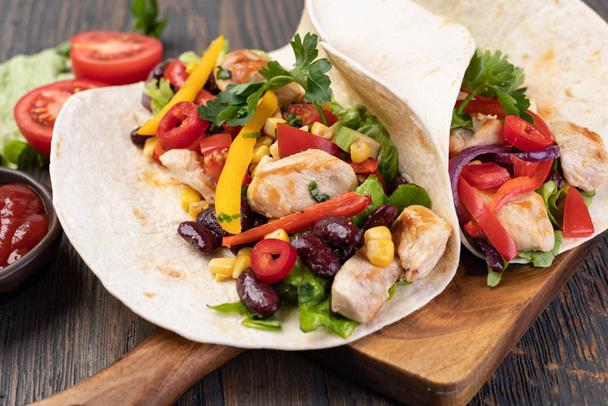 burrito with vegetables and tortilla - Foto, afbeelding