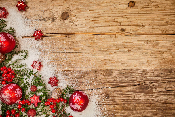 Рождественская композиция с еловой ветвью и подарками
.  - Фото, изображение