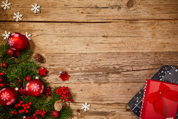 Kerstcompositie met sparren tak en geschenken.  - Foto, afbeelding