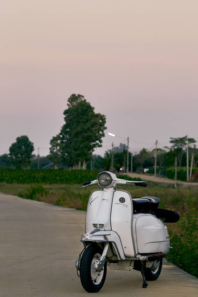 Tayland 'da klasik İtalyan mobiletleri Lambretta. - Fotoğraf, Görsel
