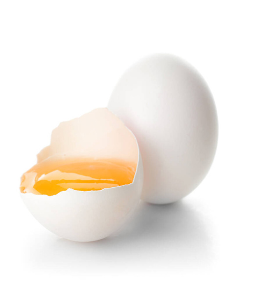 frisse Raw eieren op witte achtergrond - Foto, afbeelding