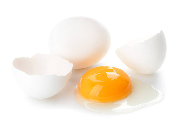 frische rohe Eier auf weißem Hintergrund - Foto, Bild