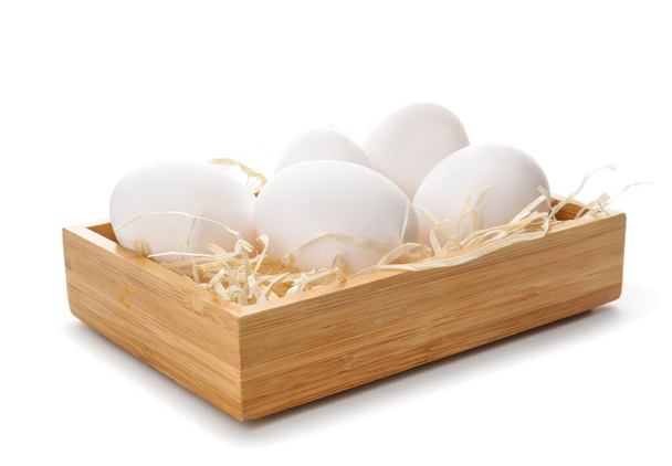 Κουτί με φρέσκα ωμά αυγά σε λευκό φόντο - Φωτογραφία, εικόνα