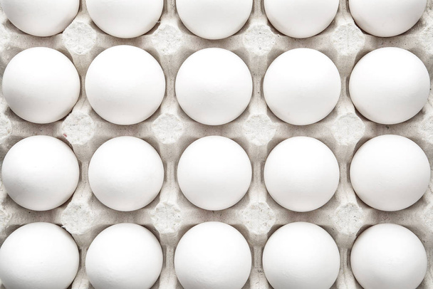 Molte uova fresche crude in scatola, vista dall'alto
 - Foto, immagini