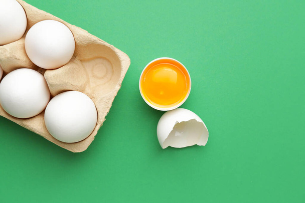 frische rohe Eier auf farbigem Hintergrund - Foto, Bild