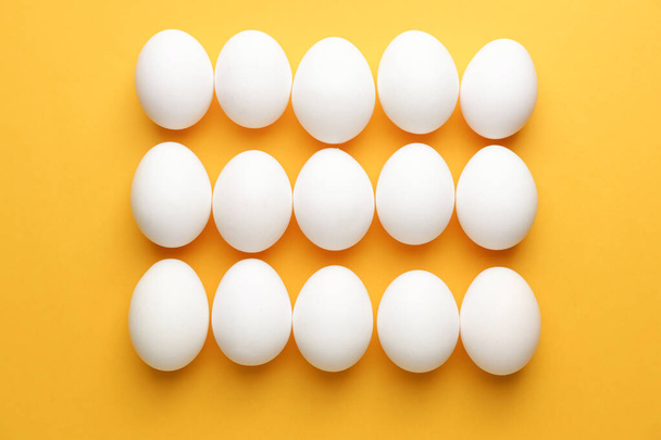 Uova fresche crude su sfondo di colore
 - Foto, immagini