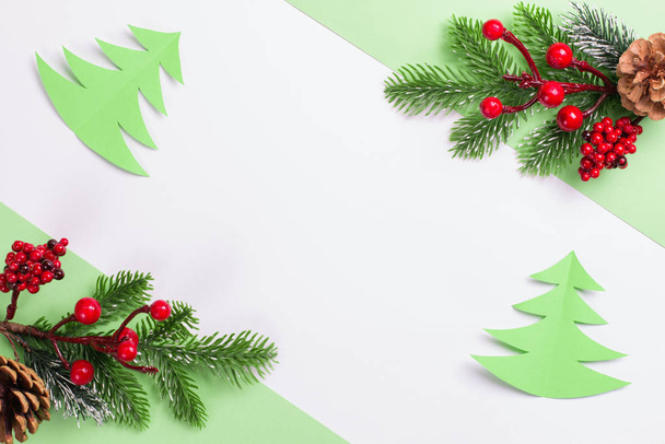 手作りのクリスマスツリー。フラットレイアウト、トップビュー、白の背景。新年のコンセプト.  - 写真・画像