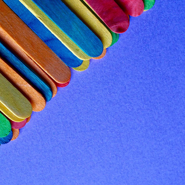                                ξύλινη πολύχρωμη διακόσμηση μπαστούνια, πολύχρωμο φόντο  - Φωτογραφία, εικόνα