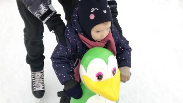 Babası küçük kızına kışın paten sürmeyi öğretiyor. - Video, Çekim