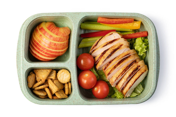 Lunch box z pysznym jedzeniem na białym tle - Zdjęcie, obraz
