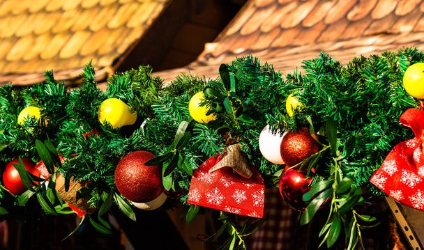Kleurrijke kerstversiering op dennentakken. Kerstmarkt - Foto, afbeelding