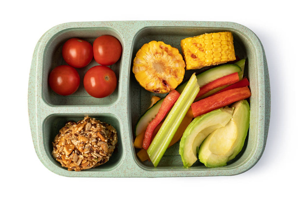 Caja de almuerzo con deliciosa comida sobre un fondo blanco
 - Foto, imagen