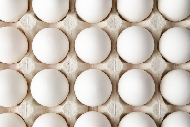 Verse rauwe eieren in doos, tp view - Foto, afbeelding