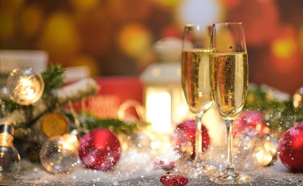 glasses with champagne against the background of New Year's deco - Foto, imagen