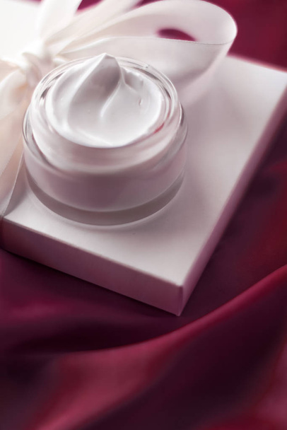 Crème hydratante pour le visage beauté, cosmétiques spa de luxe et natu
 - Photo, image