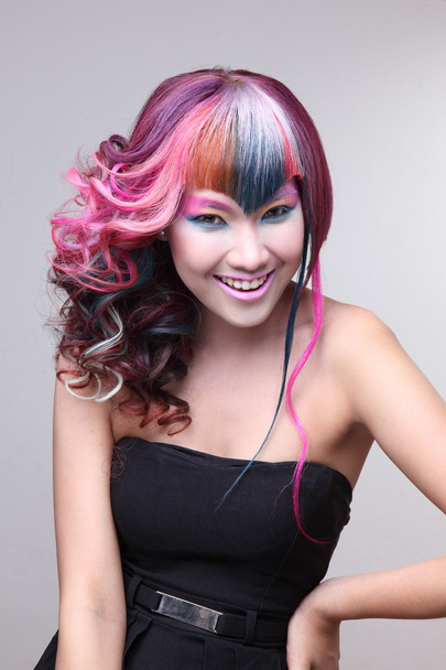 Porträt eines schönen Mädchens mit gefärbten Haaren, professionelle Haarfärbung - Foto, Bild