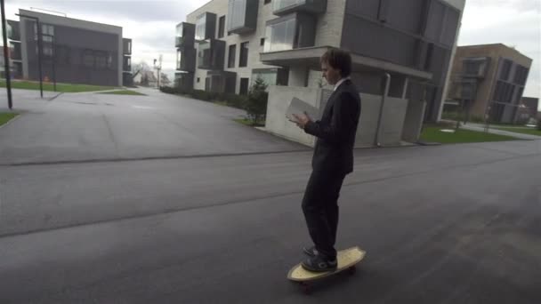 Geschäftsmann skateboardet zur Arbeit - Filmmaterial, Video