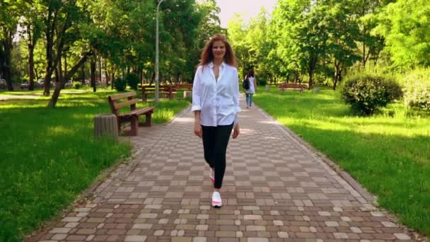 feliz paseo femenino en el parque
 - Metraje, vídeo