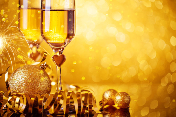 Copos de champanhe em um belo fundo bokeh. Feliz Ano Novo. Natal e feriados de ano novo fundo, temporada de inverno. Fundo com espaço de cópia
. - Foto, Imagem