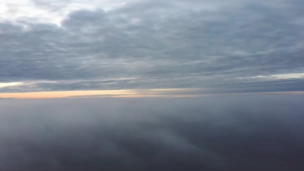 日の出の間に雲の上を飛ぶ。夕方には霧の雲にドローンを飛んでいます。空中ドロンシュート. - 映像、動画