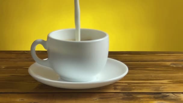 Süt, kahveyle birlikte bardağa dökülüyor.. - Video, Çekim