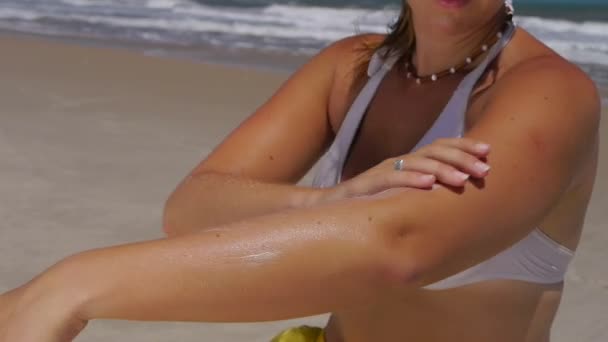 Женщина наносит солнцезащитный крем
 - Кадры, видео