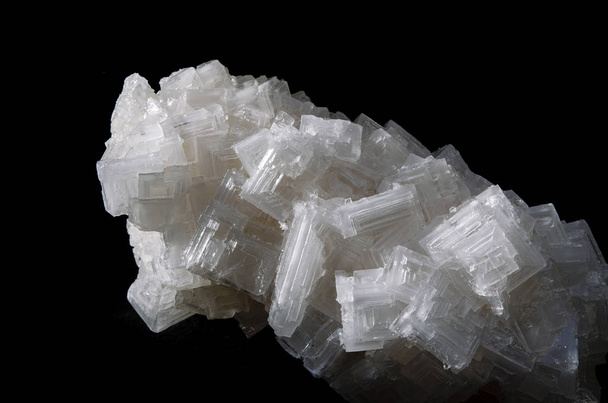 Mineral natural - sal cristalina de cerca sobre un fondo negro
 - Foto, imagen
