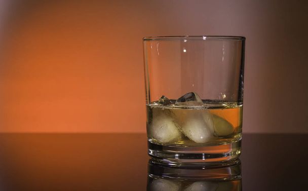 Verre à whisky avec glace, espace libre pour le texte
 - Photo, image