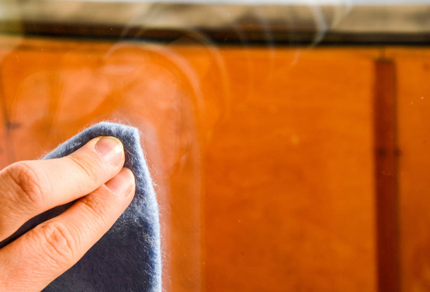 Çalışan el, tozdan mikro fiber bez silen lastik koruyucu eldiven giymiş. Ticari temizlik şirketi konsepti Erken bahar temizliği veya düzenli temizlik. - Fotoğraf, Görsel