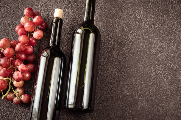 ブドウの束とワインのボトル - 写真・画像