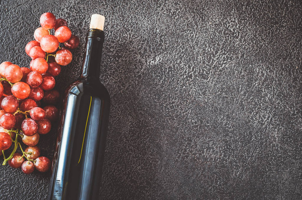 Botella de vino con racimo de uvas
 - Foto, imagen