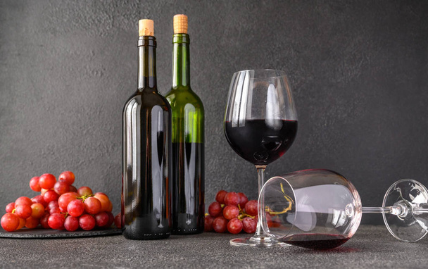ブドウの束と赤ワイン - 写真・画像