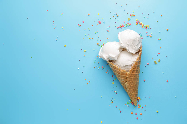 Сладкое вкусное мороженое на цветном фоне - Фото, изображение