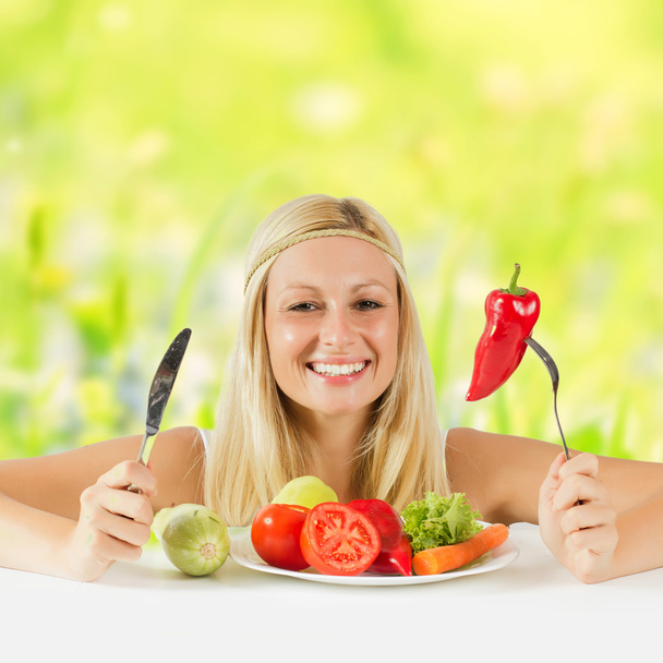 Onnellinen nainen syö vihanneksia
 - Valokuva, kuva