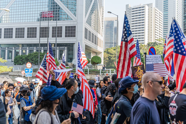 Hong Kong - 29 de noviembre de 2019: Marcha pacífica al consulado estadounidense pidiendo ayuda al presidente estadounidense Donald Trump, al aprobar la Ley de Derechos Humanos y Democracia de Hong Kong
. - Foto, imagen