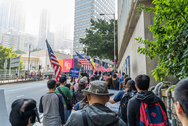 香港 – 2019年11月29日:ドナルド・トランプ大統領の支援を求める米国領事館への平和的な行進、香港人権民主主義法を通過. - 写真・画像