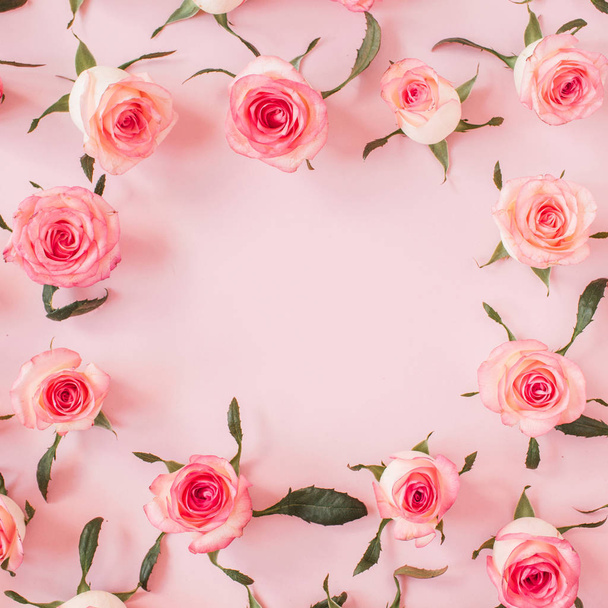ピンクの背景にピンクのバラの花の芽で作られた空白のコピースペースのモックアップとフラットレイフレームの境界。上から見る花のコンセプト. - 写真・画像