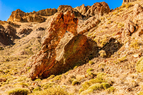 Rock Formation néven ismert Queen Shoe egy napsütéses és nagyon tiszta napon az El Teide Nemzeti Park. 2019. április 13. Santa Cruz De Tenerife Spanyolország Afrika. Utazás Turizmus Street Photography. - Fotó, kép