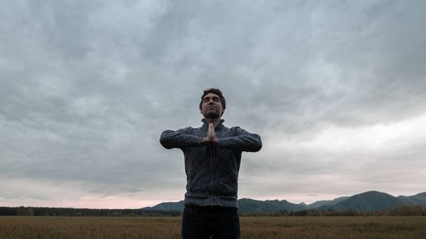 Fiatal férfi meditál a természetben - Fotó, kép