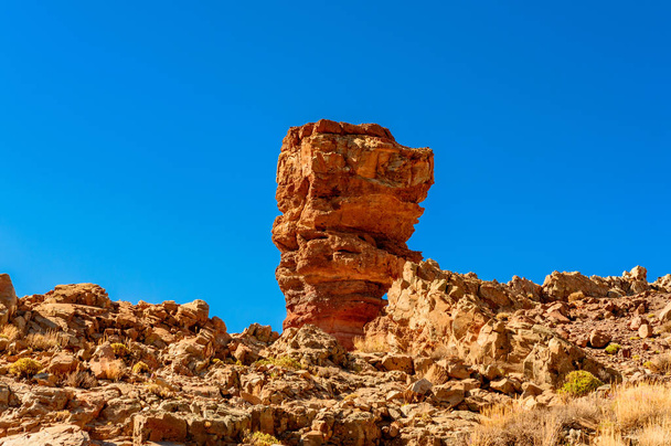 Portret van een prachtige vulkanische verticale rotsformatie op een zonnige en zeer heldere dag in El Teide National Park. 13 april 2019. Santa Cruz De Tenerife Spanje Afrika. Reizen Toerisme Straatfotografie. - Foto, afbeelding