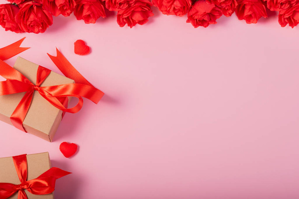 Valentijnsdag en liefde concept. Twee kleine geschenkdoos met kleine r - Foto, afbeelding