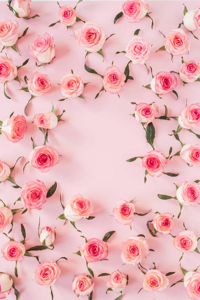 Flat lay frame border com espaço em branco cópia mockup feito de botões de flores rosa rosa no fundo rosa. Visão superior conceito floral
. - Foto, Imagem