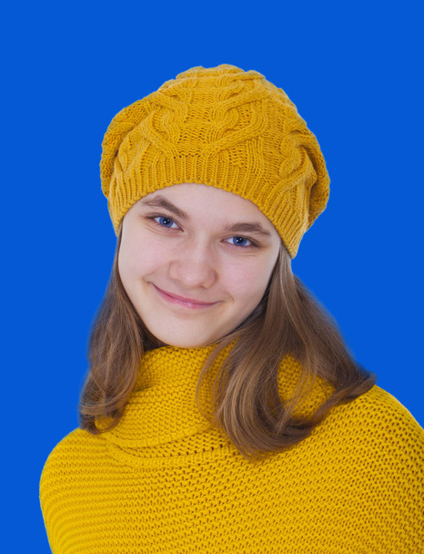 Улыбающаяся девушка в жёлтом свитере
 - Фото, изображение
