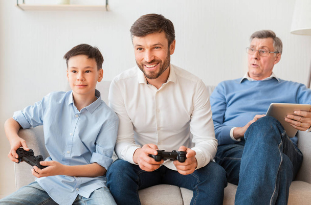 Homme jouant à des jeux vidéo avec fils et vieux papa intérieur
 - Photo, image