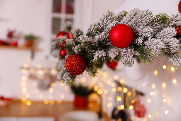 Cozinha decorada para o Natal na cor vermelha
 - Foto, Imagem